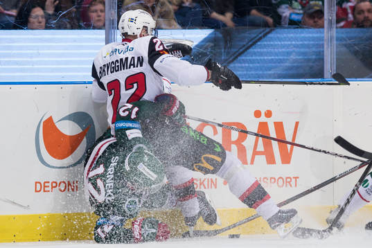Malmö Redhawks Lars Bryggman tacklar Frölundas Max Friberg