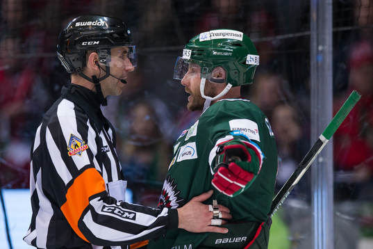 Domare Linus Öhlund pratar med Frölundas Jan Mursak