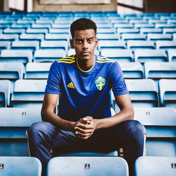 Alexander Isak visar upp svenska fotbollslandslagets nya
