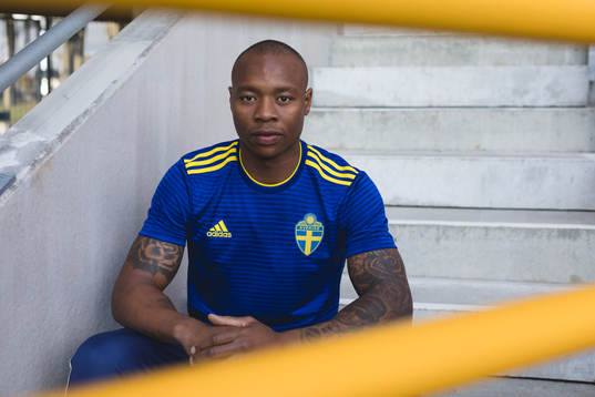 Carlos Strandberg visar upp svenska fotbollslandslagets nya