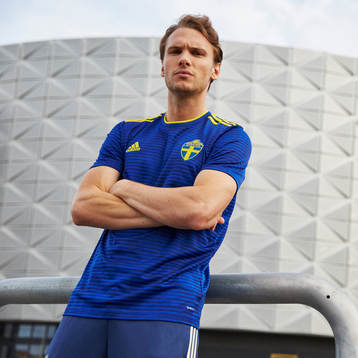 Albin Ekdal visar upp svenska fotbollslandslagets nya