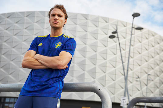 Albin Ekdal visar upp svenska fotbollslandslagets nya