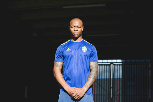 Carlos Strandberg visar upp svenska fotbollslandslagets nya