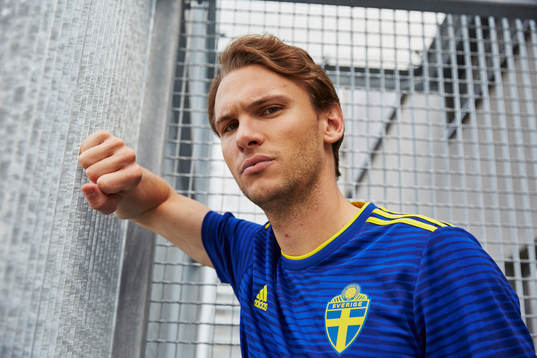 Albin Ekdal visar upp svenska fotbollslandslagets nya