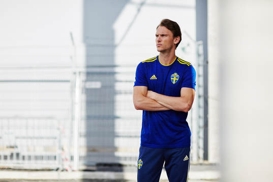 Albin Ekdal visar upp svenska fotbollslandslagets nya