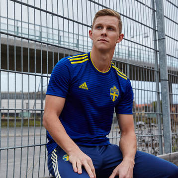 Emil Krafth visar upp svenska fotbollslandslagets nya