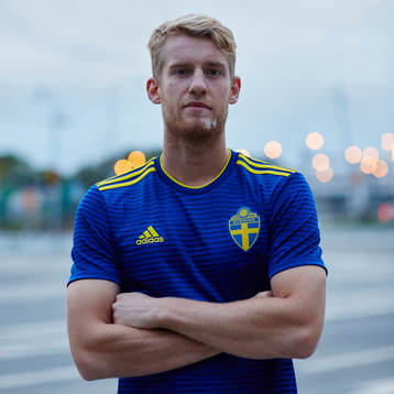 Filip Helander visar upp svenska fotbollslandslagets nya