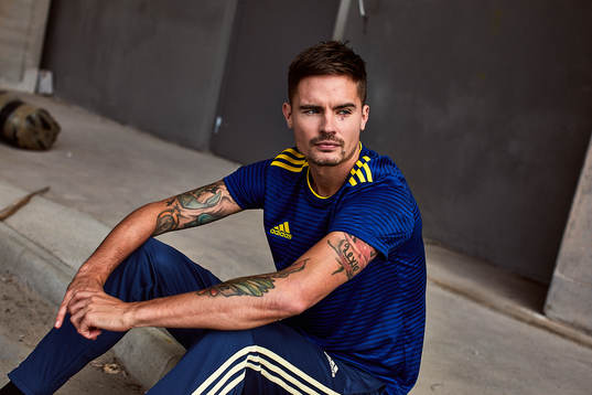 Mikael Lustig visar upp svenska fotbollslandslagets nya