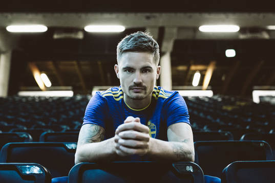 Mikael Lustig visar upp svenska fotbollslandslagets nya