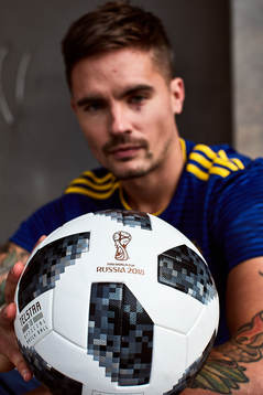 Mikael Lustig visar upp svenska fotbollslandslagets nya
