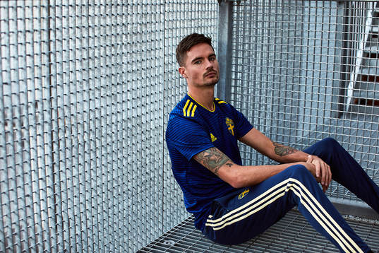 Mikael Lustig visar upp svenska fotbollslandslagets nya