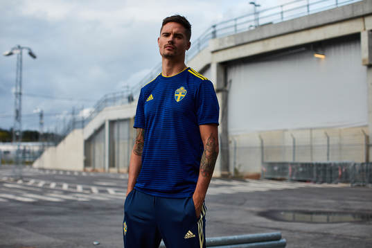 Mikael Lustig visar upp svenska fotbollslandslagets nya