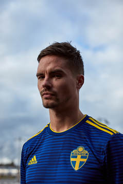 Mikael Lustig visar upp svenska fotbollslandslagets nya