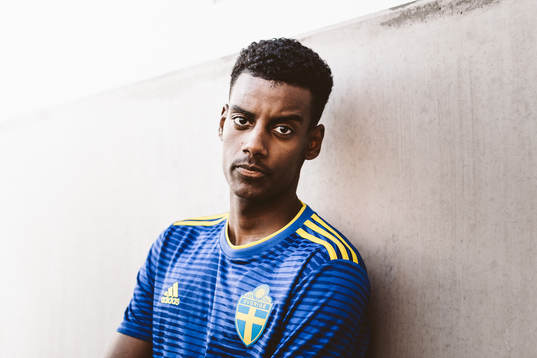 Alexander Isak visar upp svenska fotbollslandslagets nya