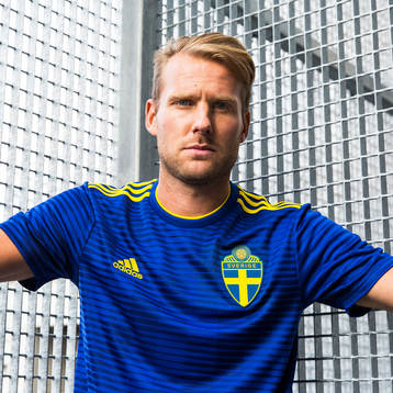 Ola Toivonen visar upp svenska fotbollslandslagets nya