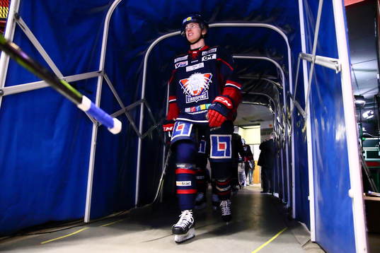 Linköpingsspelare på väg till uppvärmning