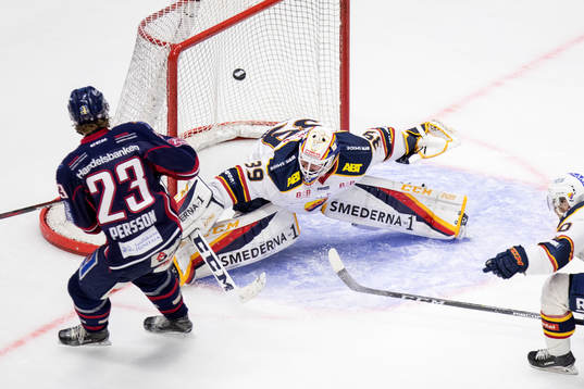 Linköpings Niklas Persson skjuter i ribban bakom