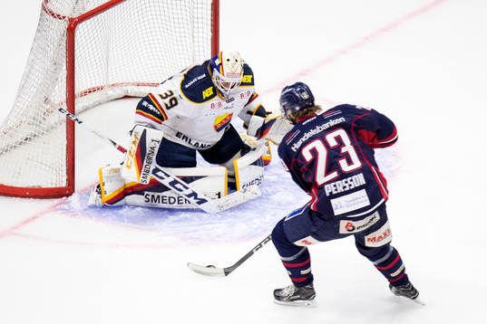 Linköpings Niklas Persson skjuter i ribban bakom och