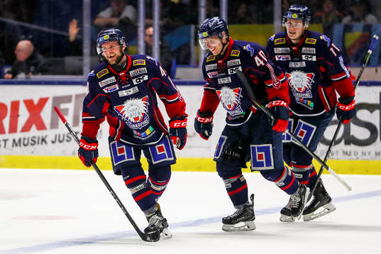 Linköpings Chad Billins jublar med lagkamrater