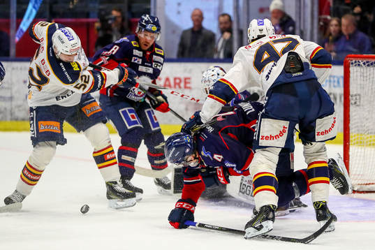 Kaos framför Linköpings målvakt Jonas Gustavsson