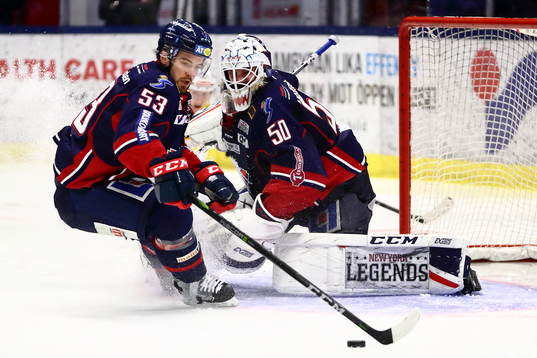 Linköpings Eddie Larsson och målvakt Jonas Gustavsson