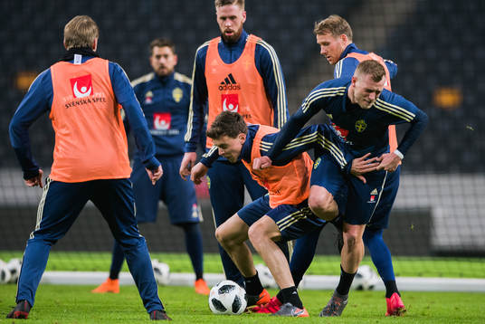 Sveriges John Guidetti i kamp om bollen med Victor Nilsson