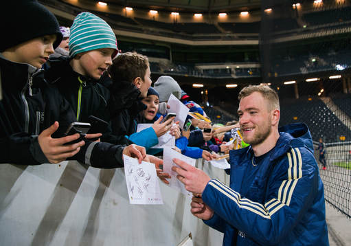 Sveriges John Guidetti skriver autografer