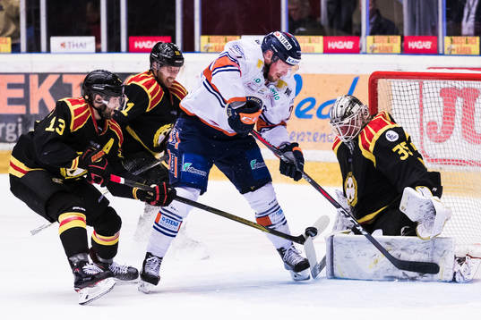 Växjös Martin Lundberg med en målchans framför Brynäs