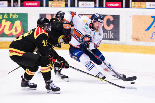 Växjös Martin Lundberg med en målchans framför Brynäs