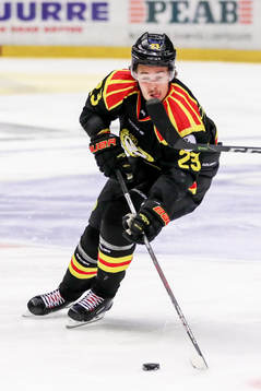 Brynäs Lucas Carlsson träffas av Växjös Daniel Rahimi