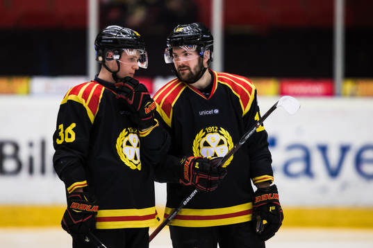 Brynäs Simon Bertilsson i samtal med Linus Ölund