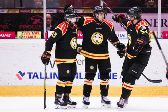 Brynäs Aaron Palushaj (m) jublar med Ryan Gunderson (v)