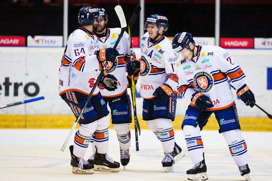 Växjös Tuomas Kiiskinen , Eric Martinsson jublar