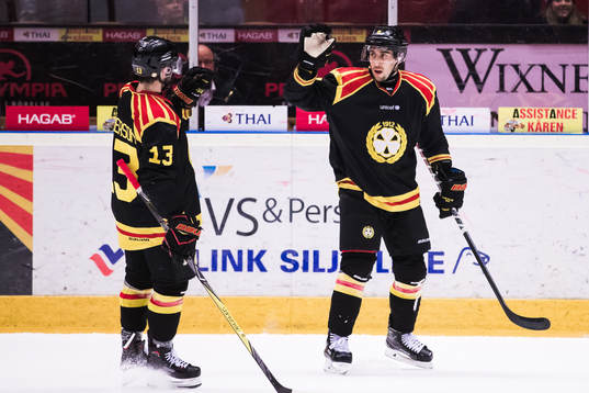 Brynäs Aaron Palushaj jublar med Ryan Gunderson