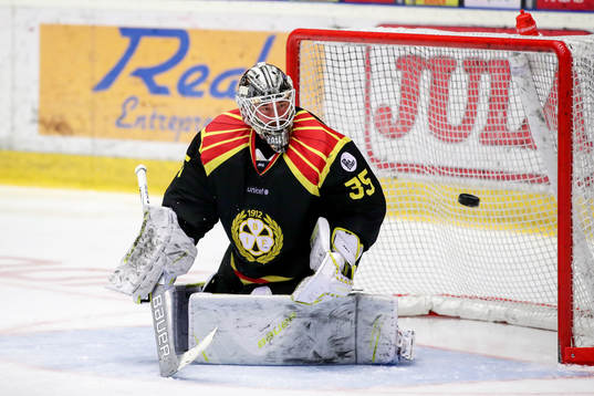 Brynäs målvakt David Rautio räddar