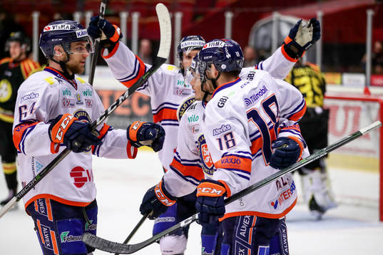 Växjös Andrew Calof jublar med lagkamrater