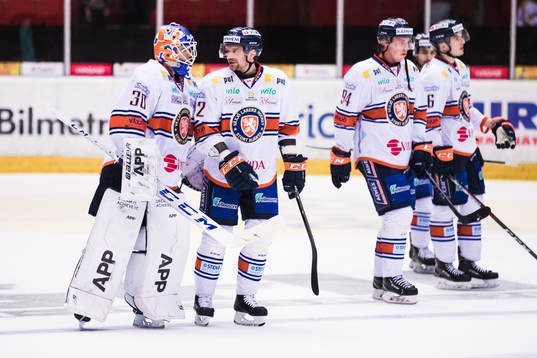 Växjös målvakt Viktor Fasth deppar med lagkamrater