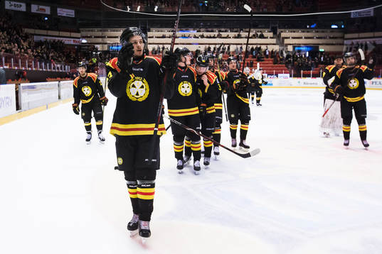 Brynäs Lucas Carlsson  jublar med lagkamrater