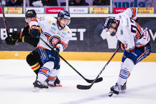 Växjös Andy Miele och Martin Lundberg i kamp om pucken
