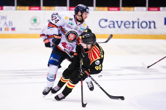 Brynäs Jesper Boqvist tacklar Växjös Brendan Shinnimin