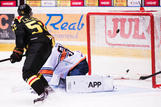 Brynäs Kevin Clark gör 2-1 bakom Växjös målvakt Viktor