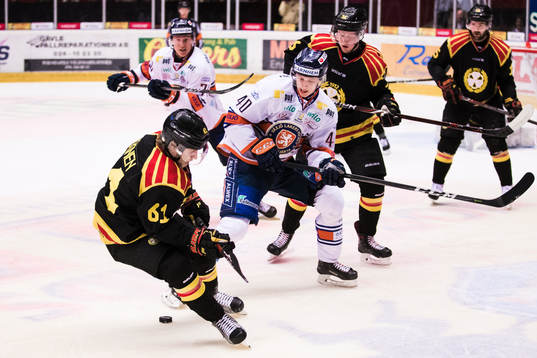 Växjös Elias Pettersson i kamp om pucken Brynäs Juuso