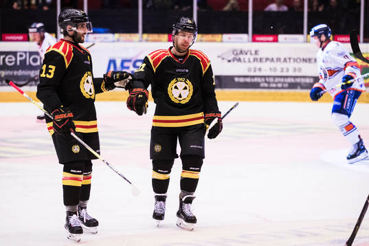 Brynäs Kevin Clark (h) jublar med Ryan Gunderson