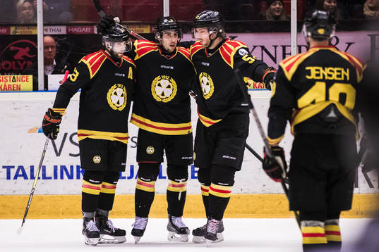 Brynäs Aaron Palushaj (m) jublar med Ryan Gunderson (v)