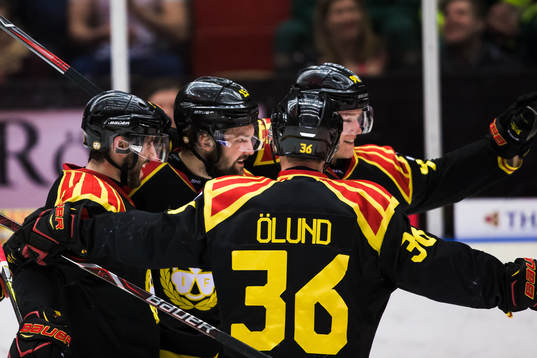 Brynäs Simon Bertilsson (m)  jublar med Linus Ölund