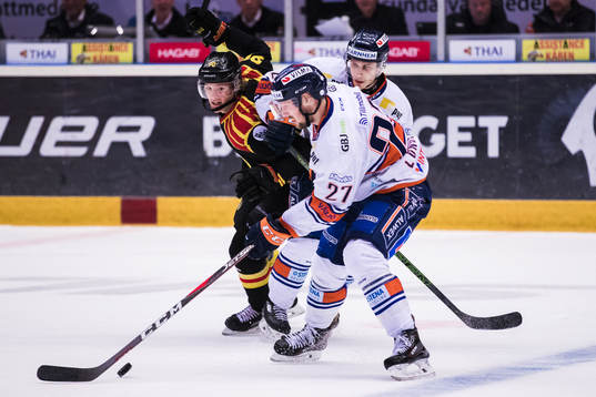 Växjös Martin Lundberg och och Andy Miele i kamp om