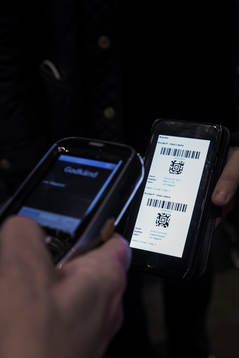 En biljett i en mobiltelefon scannas innan kvartsfinal 2 i