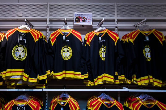 Brynäs matchtröjor i souvenirstopen innan kvartsfinal 2 i