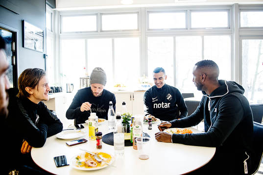 Nabil Bahoui, AIK fotboll, åter lunch med sina lagkamrater