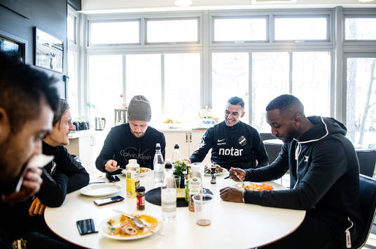 Nabil Bahoui, AIK fotboll, åter lunch med sina lagkamrater